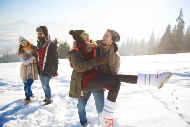 Gülüyor ve güneş gün dolu