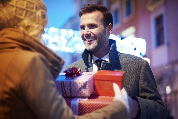 Hombre maduro recibiendo lleno de regalos de la mujer —  Fotos de Stock