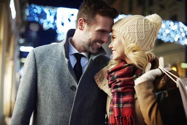 Gece zaman aşık iki şehrin içinde 