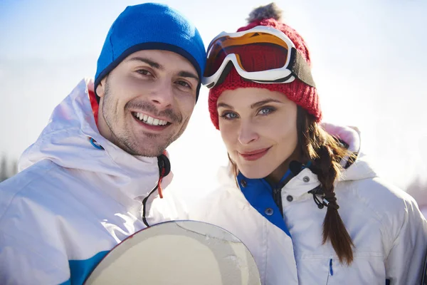 Πορτρέτο του ζευγάρι για τις διακοπές σκι — Φωτογραφία Αρχείου