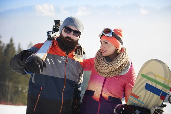 Jong (echt) paar op de ski-reis — Stockfoto