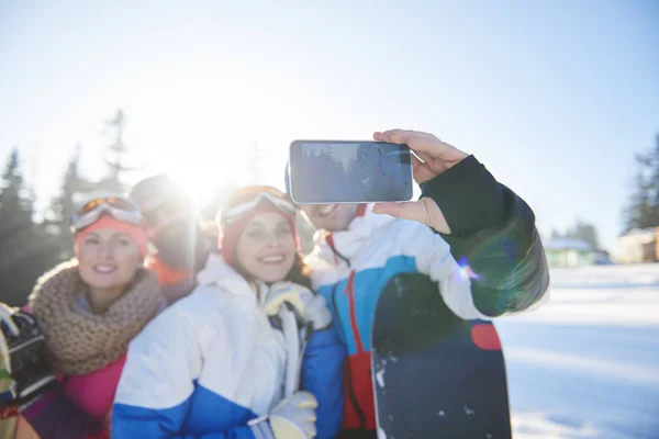 Snowboardosok figyelembe selfie a hegyen — Stock Fotó