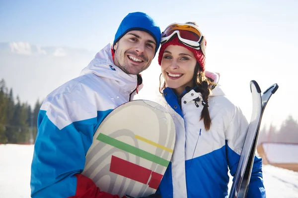 Snowboarders casal durante as férias de inverno — Fotografia de Stock