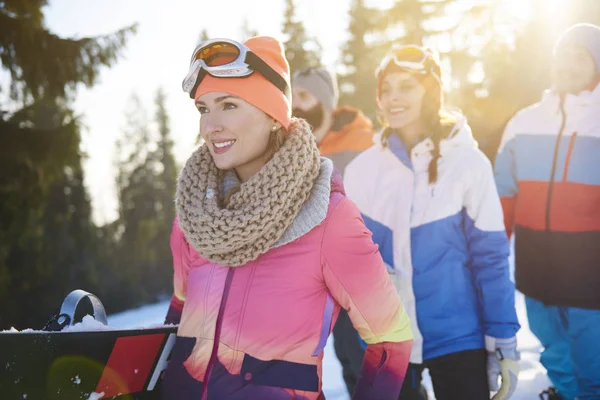 Jonge vrienden op de ski-vakantie — Stockfoto