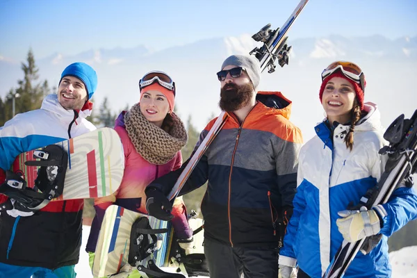 Vooraanzicht van jonge snowboarders team — Stockfoto