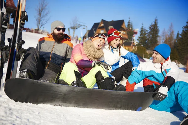 Quatro de amigos com snowboarders na neve — Fotografia de Stock