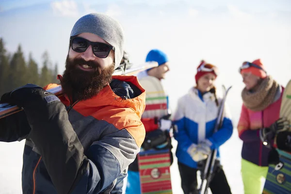 Bebaarde man met ski-uitrusting — Stockfoto