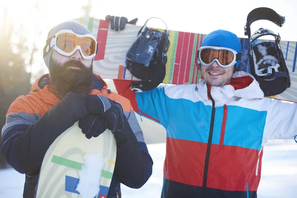 Μέση και πάνω από δύο αρσενικά snowboarders — Φωτογραφία Αρχείου