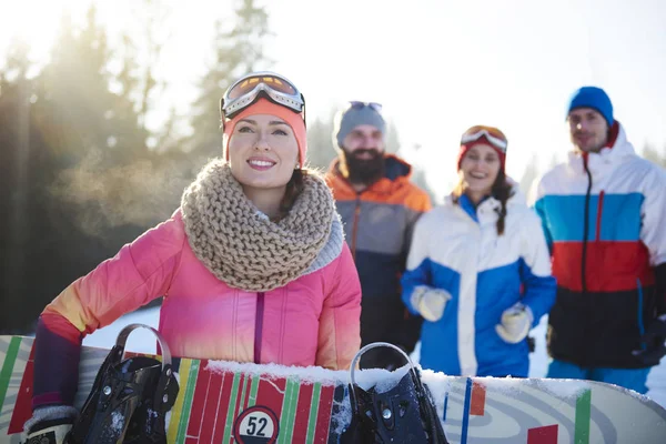 De leider van de vrouw lopen vóór de groep — Stockfoto