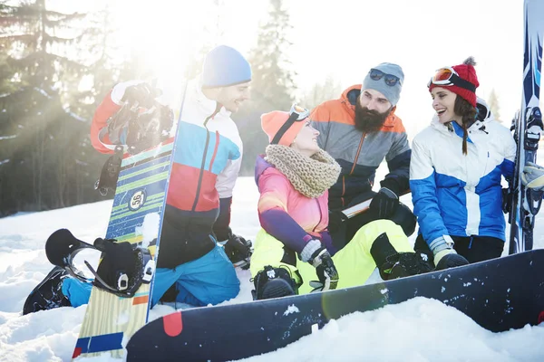 Mosolygó snowboardosok szórakozás csoport — Stock Fotó