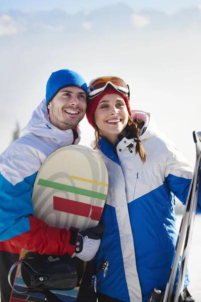 Paar snowboarders in de bergen — Stockfoto