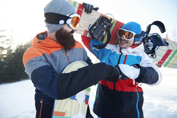 A két férfi snowboardosok ököl bump — Stock Fotó