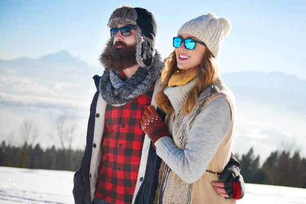 Paar spaziert im Schnee — Stockfoto