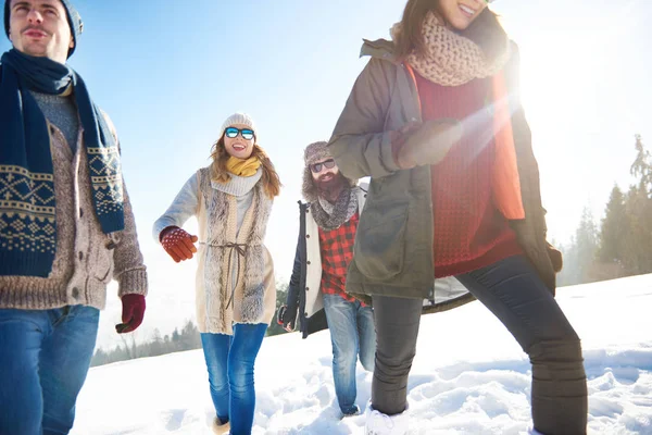 Modieuze vrienden in de winter — Stockfoto