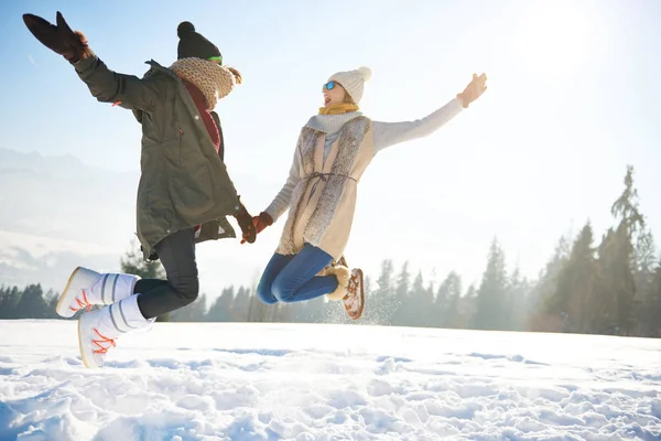 İki bayan arkadaşlar o kadar yüksekten atlama