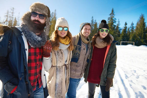 Spendera tid utomhus under en mycket solig dag — Stockfoto