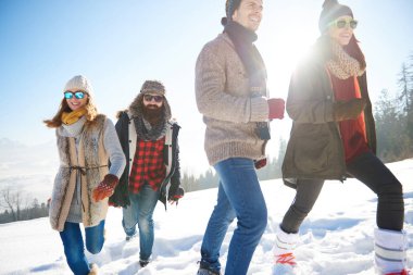 Dağın içinde kış tatil geçirmek arkadaş