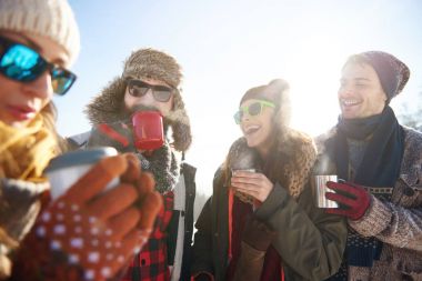 Hiçbir şey sıcak çay daha iyi ısınmak için