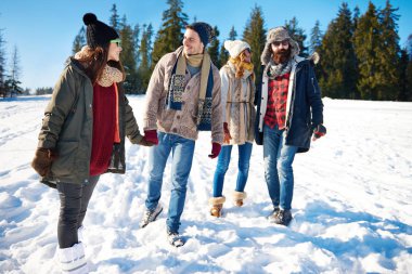 Genç çift üst kısmında hills dinlenmek 