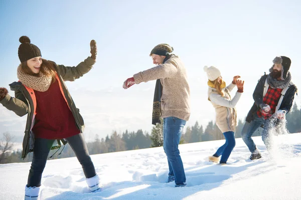 Lucha contra la nieve en el soleado día de invierno — Foto de Stock