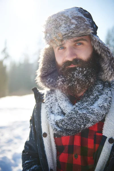 Un homme avec de la neige sur la barbe — Photo