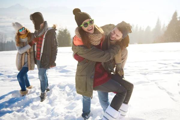 Cheerful travelers in snowy mountains — Stock Photo, Image