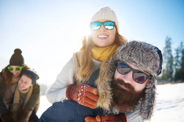 Meeliften in de winter-berg — Stockfoto