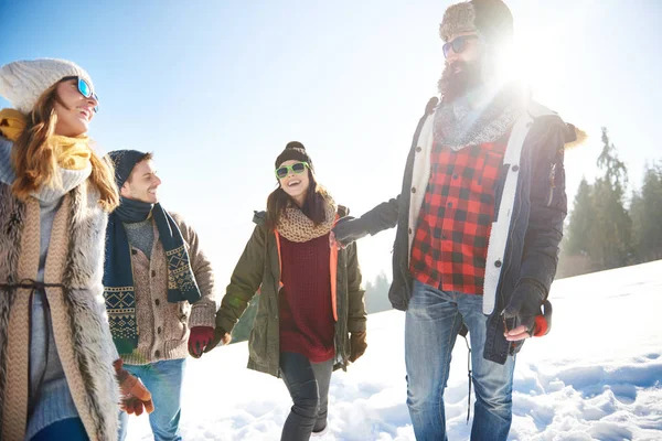 mutlu çift Kış arka plan üzerinde eğleniyor