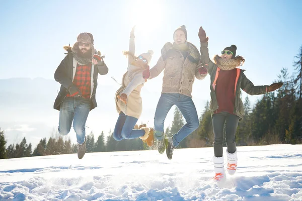 Skott av människor i rörelse på kullen — Stockfoto