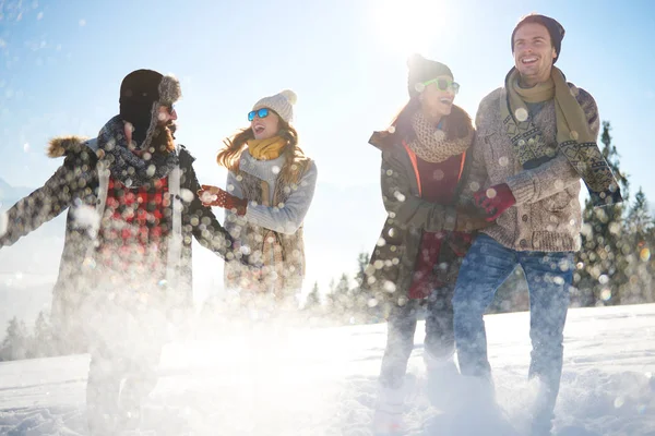 Yürürken kar tekme arkadaşlar