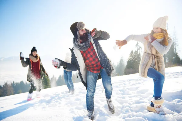 Casal alegre brincando na neve — Fotografia de Stock