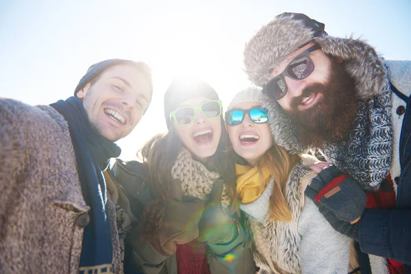 Portret van vier vrienden in winter kleding — Stockfoto
