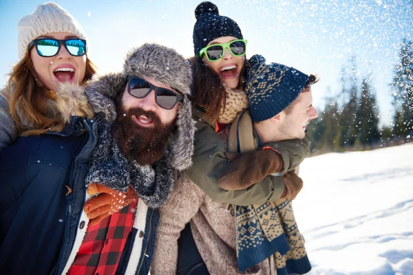 Dağlarda arkadaşlarıyla eğlenceli vakit 