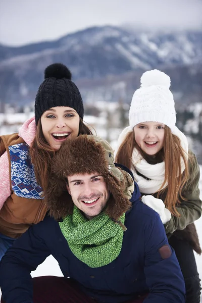 Família se divertindo no inverno — Fotografia de Stock