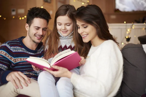 Pais lendo livro para sua filha — Fotografia de Stock