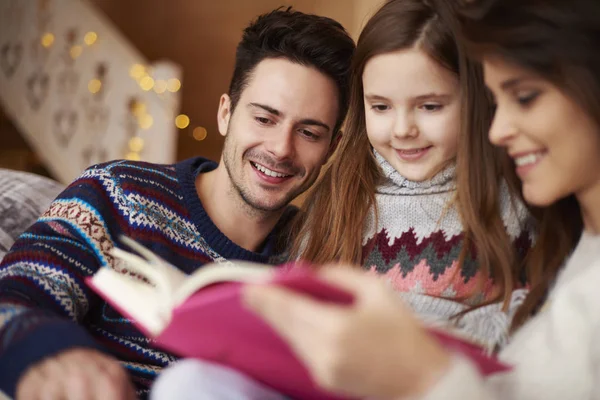 Ouders lezen boek met hun dochter — Stockfoto