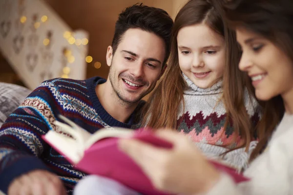 Pais lendo livro para sua filha — Fotografia de Stock