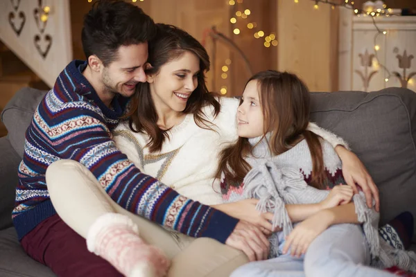 Los padres jóvenes y su hija — Foto de Stock