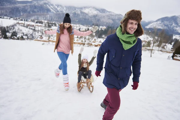 Familie plezier in de winter — Stockfoto