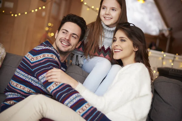 Les jeunes parents et leur fille — Photo