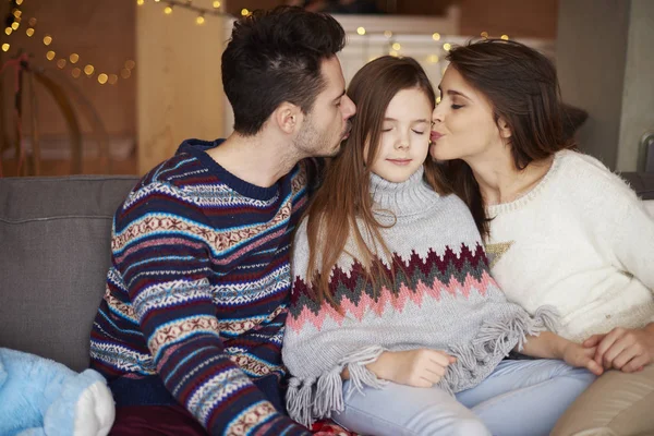 Giovani genitori e la loro figlia — Foto Stock