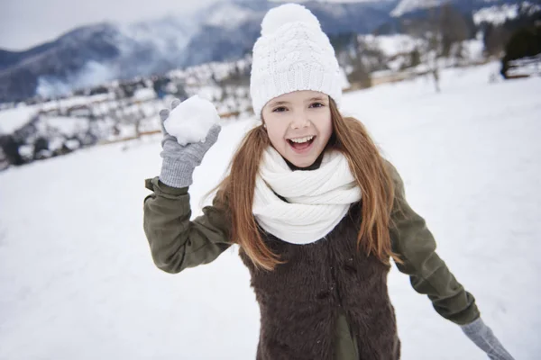 Menina com bola de neve — Fotografia de Stock