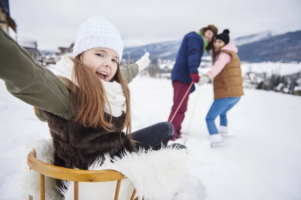 Familia divirtiéndose en invierno — Foto de Stock