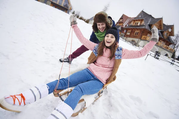 Mor och dotter sledding — Stockfoto