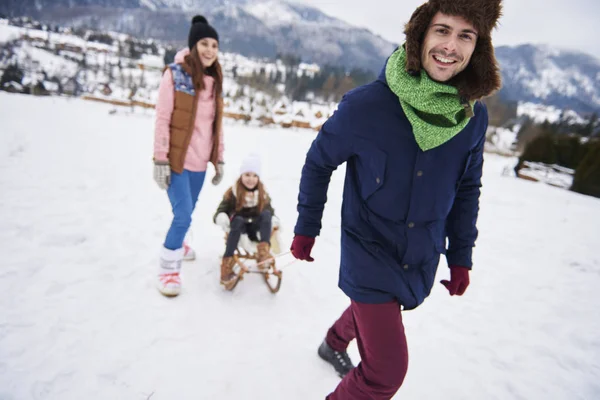 Família se divertindo no inverno — Fotografia de Stock