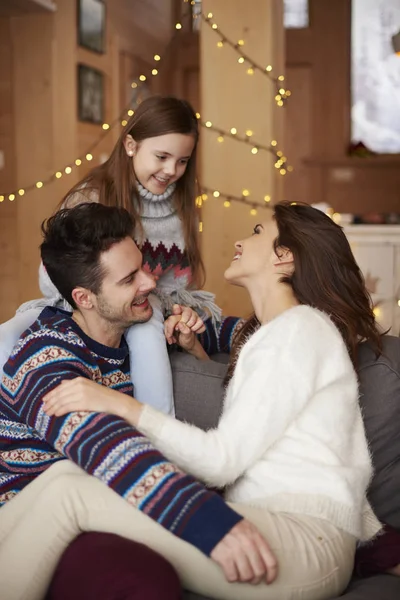 Les jeunes parents et leur fille — Photo