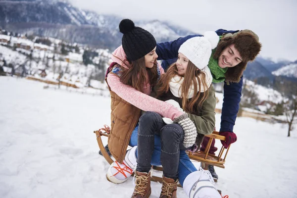Familia divirtiéndose en invierno — Foto de Stock