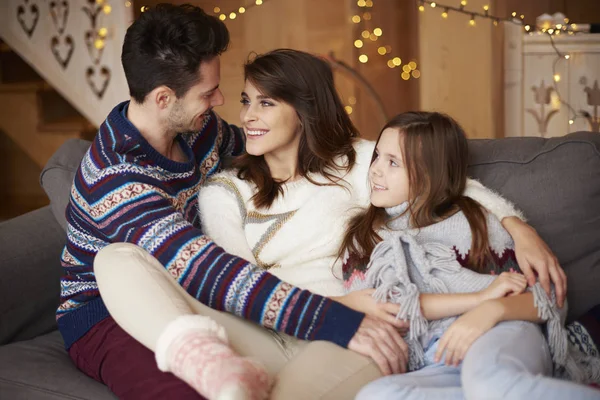 Unga föräldrar och deras dotter — Stockfoto