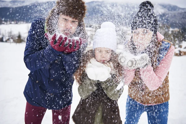 Familj blåser snö — Stockfoto