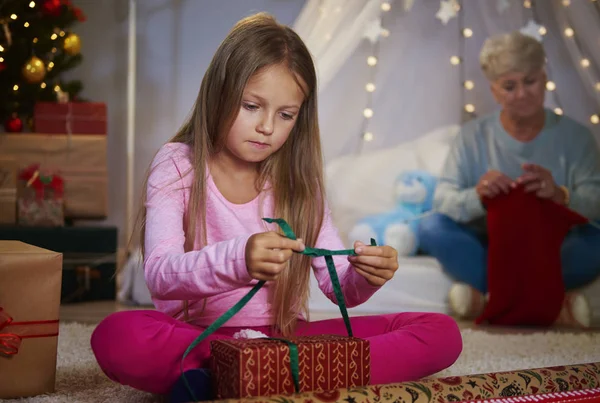 Meisje verpakking een kerstcadeau — Stockfoto